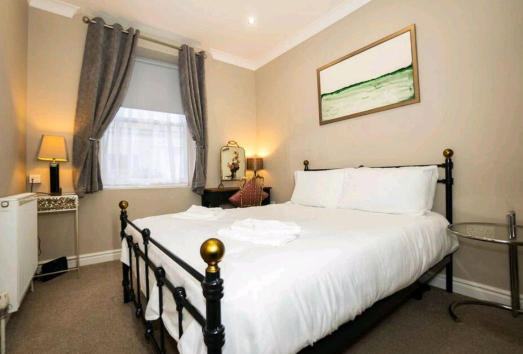 Stones Throw Apartment Скарбъро Екстериор снимка